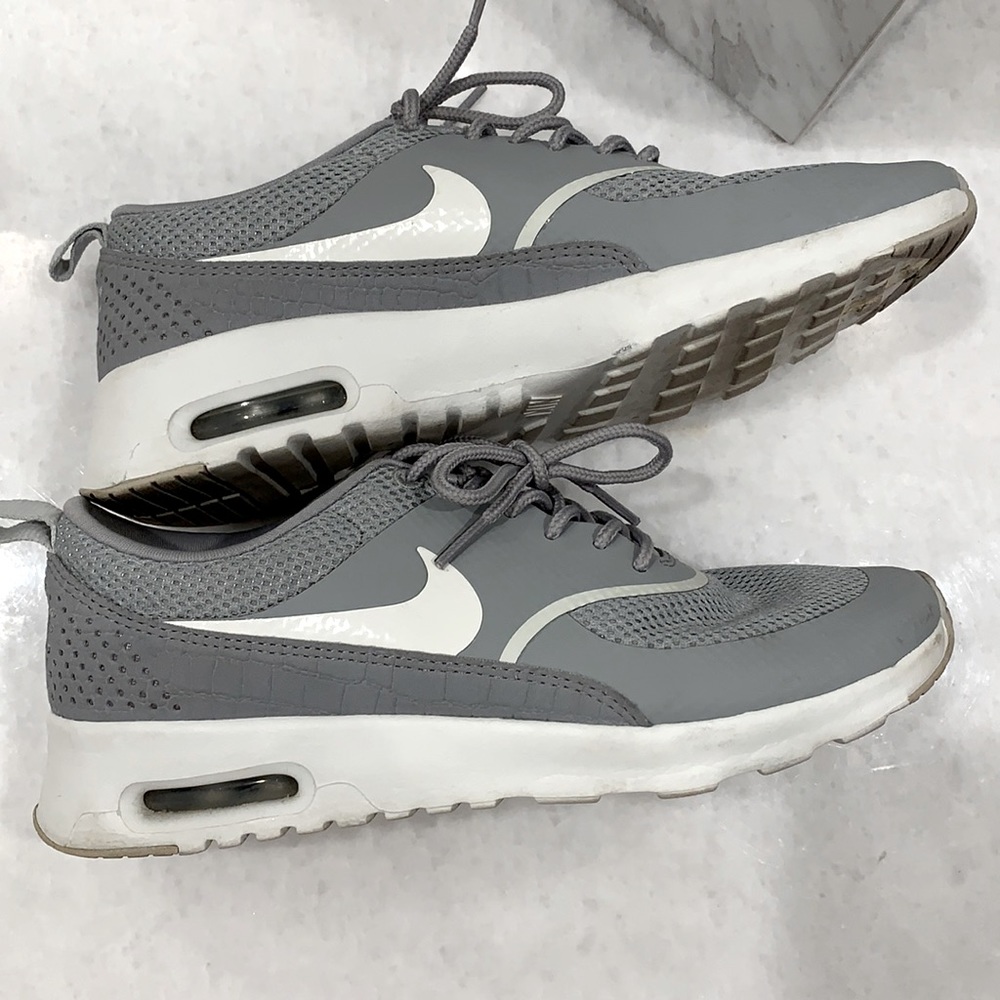 Woman’s 7.5- Nike Air Max Thea